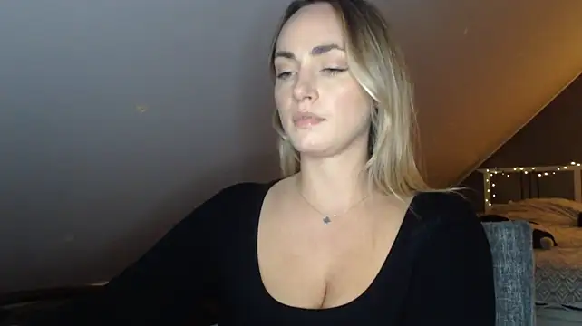 ScarlettSensitive's Live XXX Chat