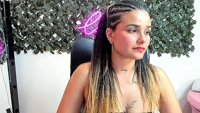 DestinyHills' Live XXX Chat