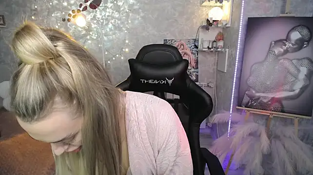 XXX chat uživo modela NickyAdamidi