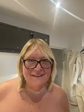 MoistCurveyChanel Chat XXX in diretta