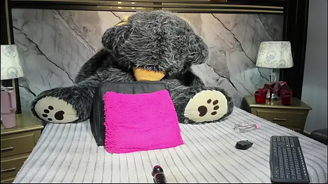 XXX chat uživo modela Niyirey1