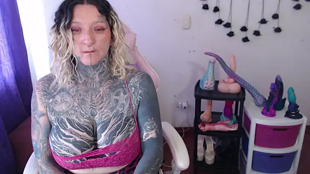 SLOPPYTITSS' Live XXX Chat