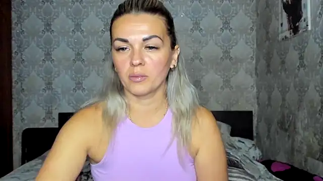 Show modela NicoletMoore na web-kameri