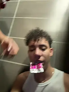 צ'אט XXX בשידור חי של yoursexyjose