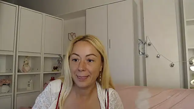 _karolynesyera_'s Live XXX Chat
