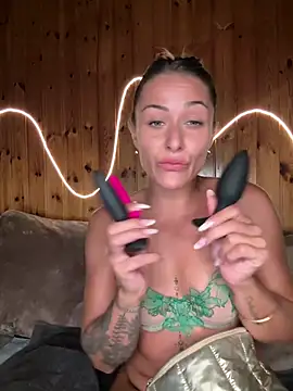 Chatroom XXX en direct de petrouchkaaa_