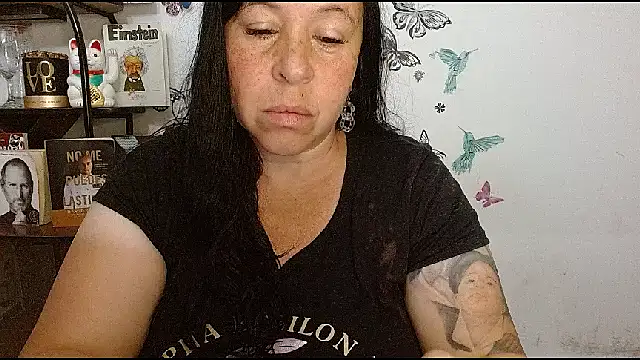 LauraMallioni's Live XXX Chat