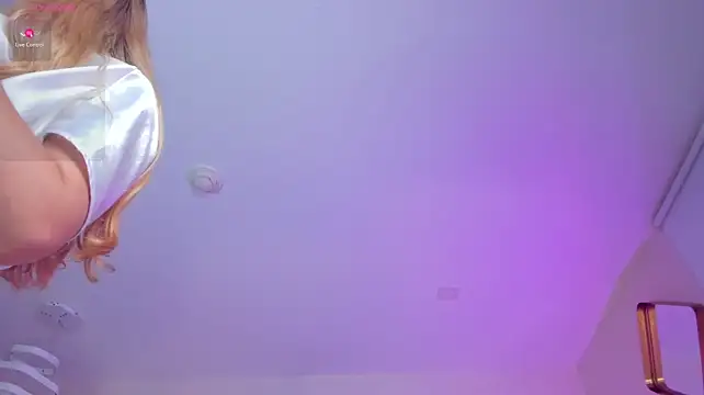 NiaHollandのライブXXXチャット