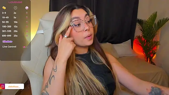 dakottaa_'s Live XXX Chat