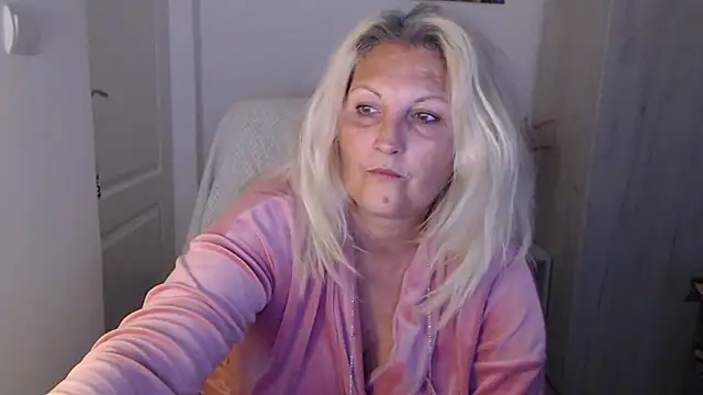 Divineblond Adlı Modelin Canlı XXX Sohbeti