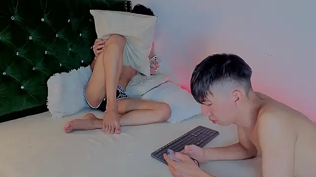 Adriann_voss élő XXX-chatje