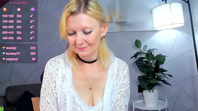 Julie_Lucas' Live XXX Chat
