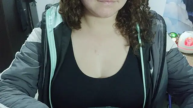 curly_greeneyed's Live XXX Chat
