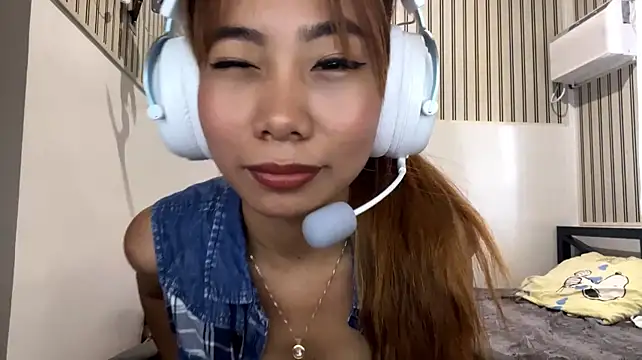 PiaSwida live XXX chat
