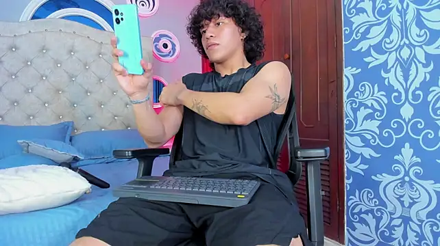 צ'אט XXX בשידור חי של adrian_black86306