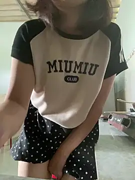 Dinny_218 网络视讯表演