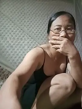 Girl-tits 现场XXX聊天