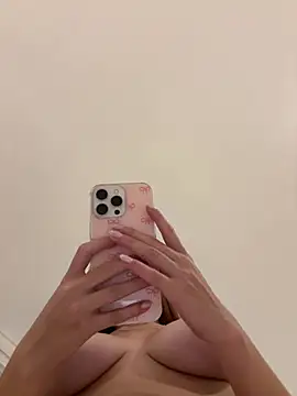 Nikii__ Adlı Modelin Canlı XXX Sohbeti