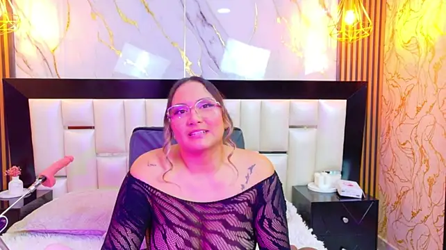 MiaLaurents' Live XXX Chat