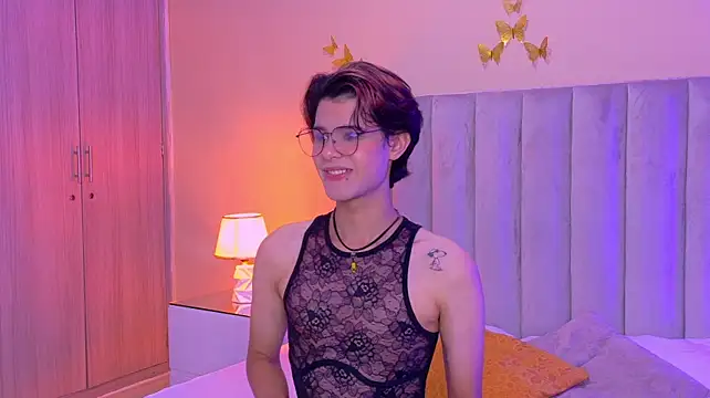Chat +18 de Derek_Sinn ao vivo
