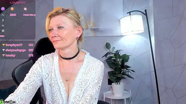 Julie_Lucas' Live XXX Chat