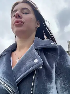 Lira_Fayeee Adlı Modelin Canlı XXX Sohbeti