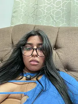 צ'אט XXX בשידור חי של virginbrunette99