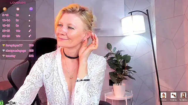 Julie_Lucas' Live XXX Chat