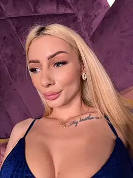 Chat +18 de AngieShae ao vivo