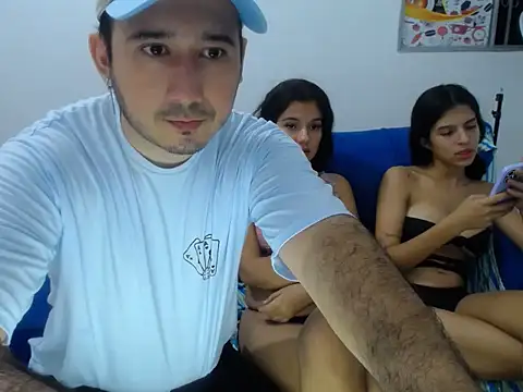 triohorny18's Webcam Show