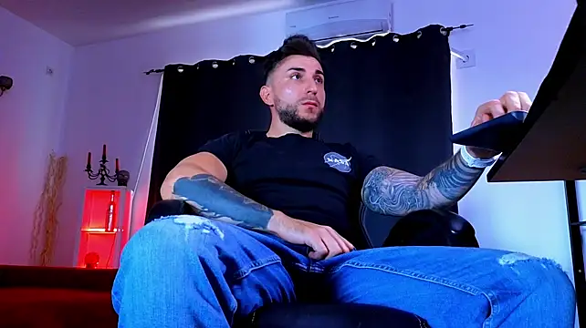 MightyAaron66 live XXX chat