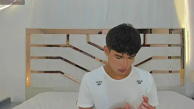 Chat +18 de ADRIAN_LUUST ao vivo