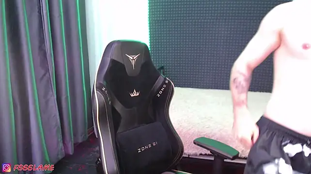 XXX chat uživo modela F666LAME
