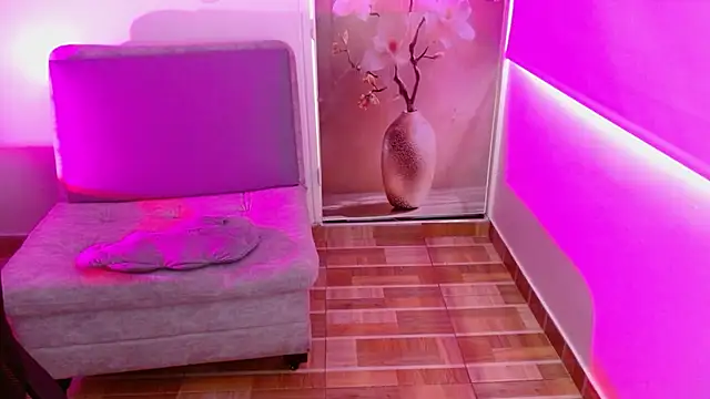 milfrousse's Live XXX Chat