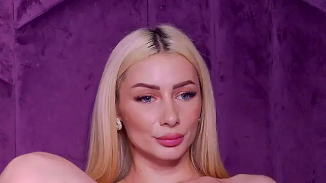 Chat +18 de AngieShae ao vivo