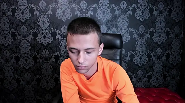 צ'אט XXX בשידור חי של lucaskaur