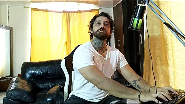 Chat +18 de aronmiller404 ao vivo