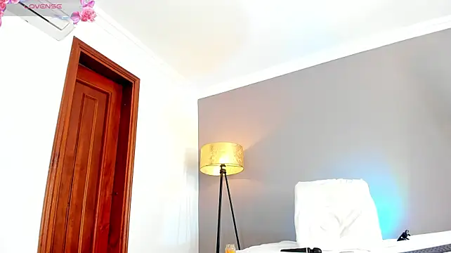 NATALIE_PARKERR Adlı Modelin Canlı XXX Sohbeti