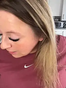 Czat XXX na żywo – Poppyshaw_