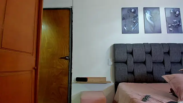 Agnes-23 live XXX chat