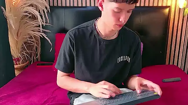 heyy_noah11 Chat XXX live