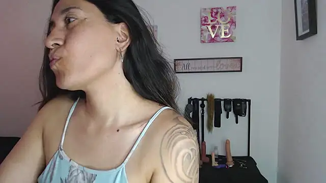 צ'אט XXX בשידור חי של violeta_scott