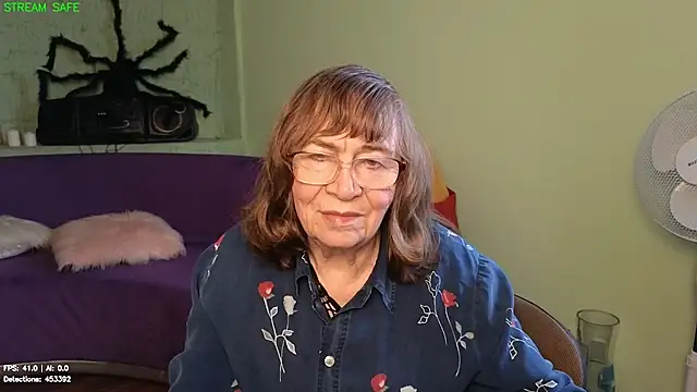 Betty_Brick Adlı Modelin Canlı XXX Sohbeti