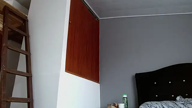Emilia_1995 Adlı Modelin Canlı XXX Sohbeti