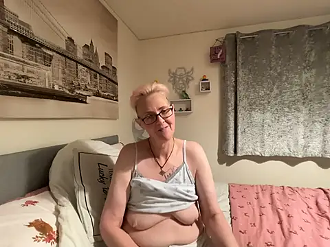 Curvy-Jinx Live XXX Chat