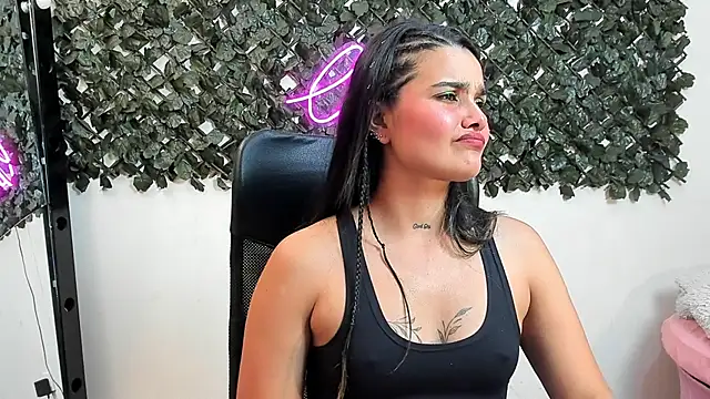 DestinyHills Adlı Modelin Canlı XXX Sohbeti