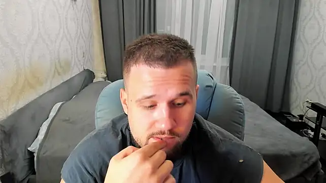 Vladik_b's Live XXX Chat