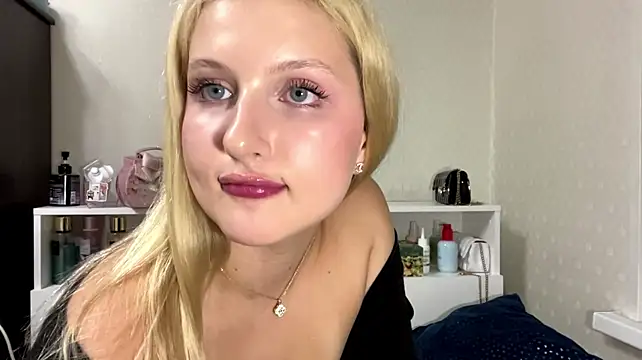 Jullyamidnes Chat XXX live