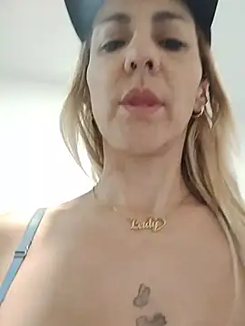 Chatroom XXX en direct de Monita_Med