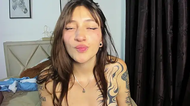 Chat +18 de nicolledb ao vivo